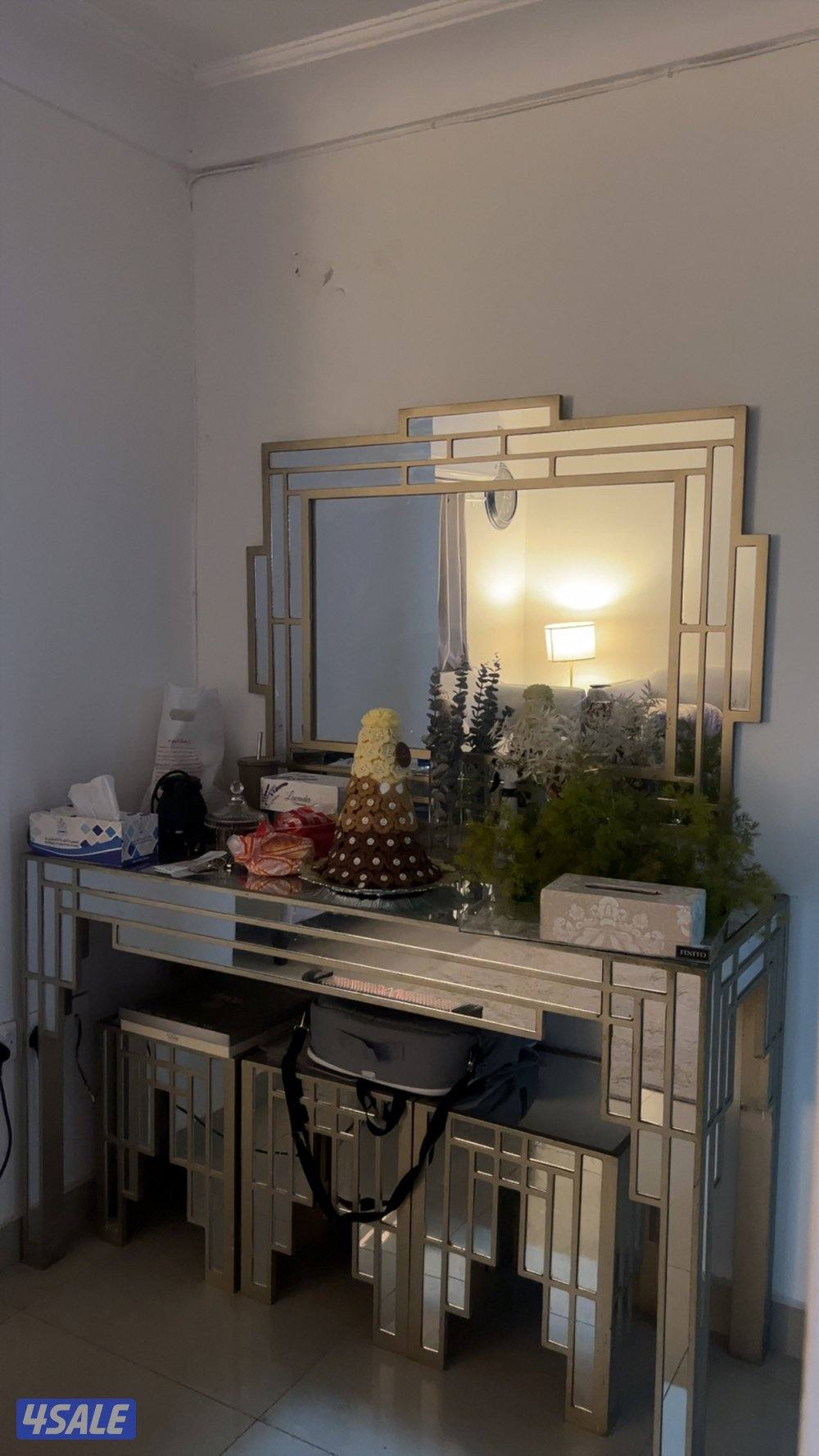 كونسول ومرآه و٤ طاولات تقديم مافيها اي شي وسبب البيع انتقال من البيت0