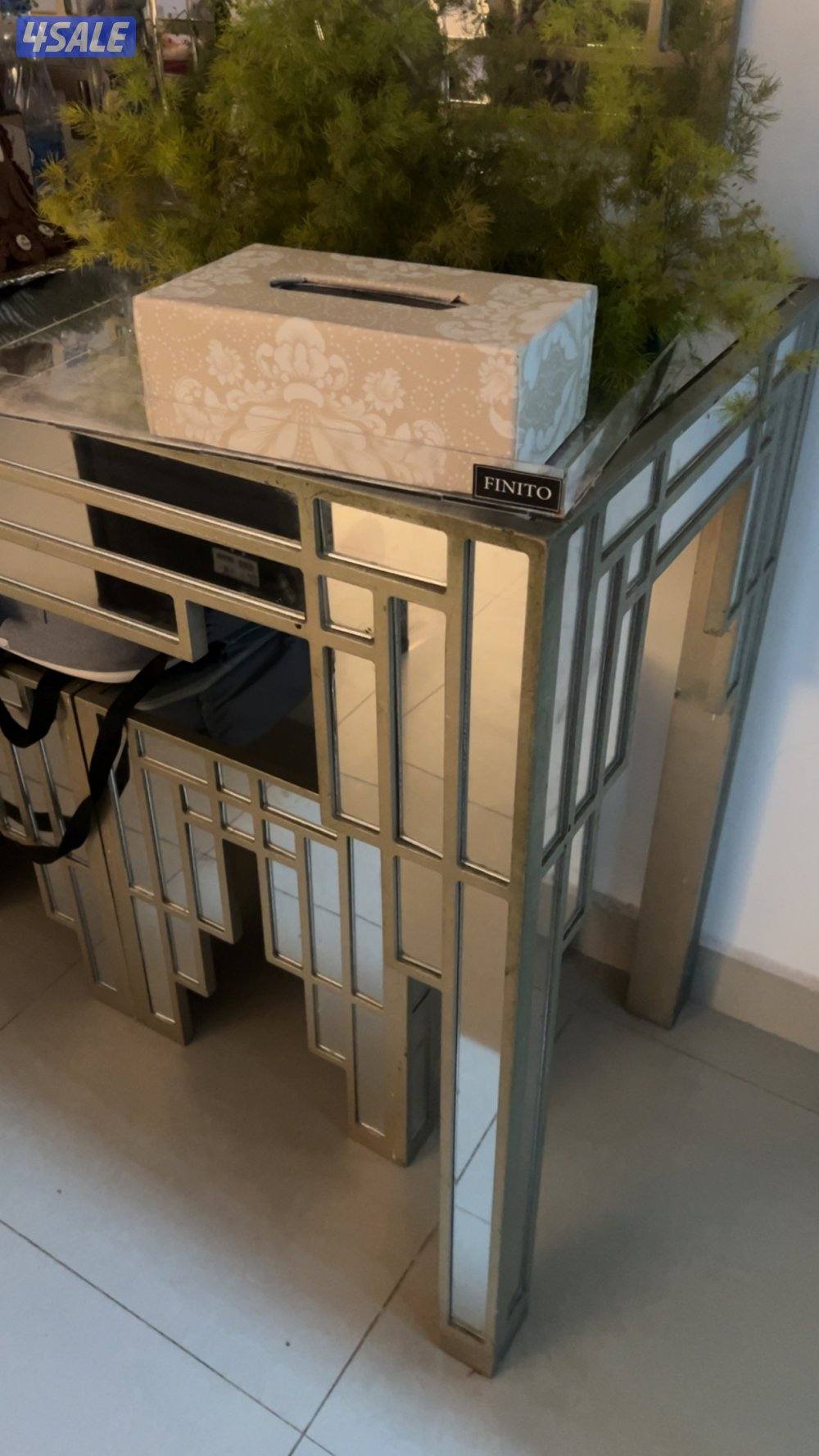 كونسول ومرآه و٤ طاولات تقديم مافيها اي شي وسبب البيع انتقال من البيت1