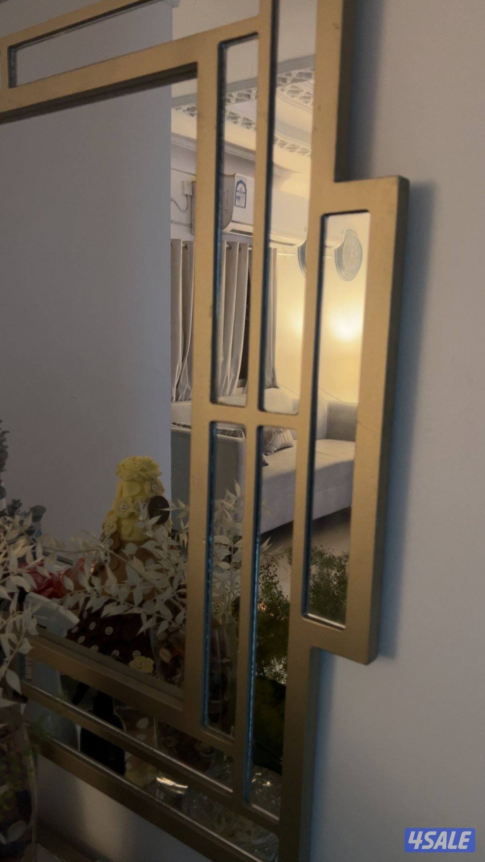 كونسول ومرآه و٤ طاولات تقديم مافيها اي شي وسبب البيع انتقال من البيت2