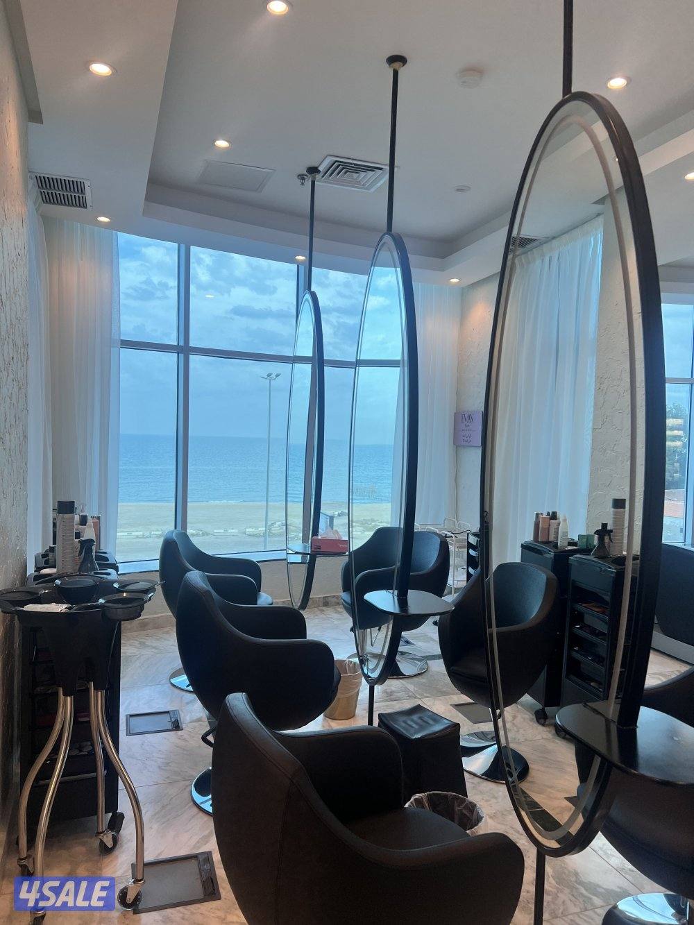 للبيع صالون نسائي (( خلو )) مع الاثاث والمعدات والرخصة .0