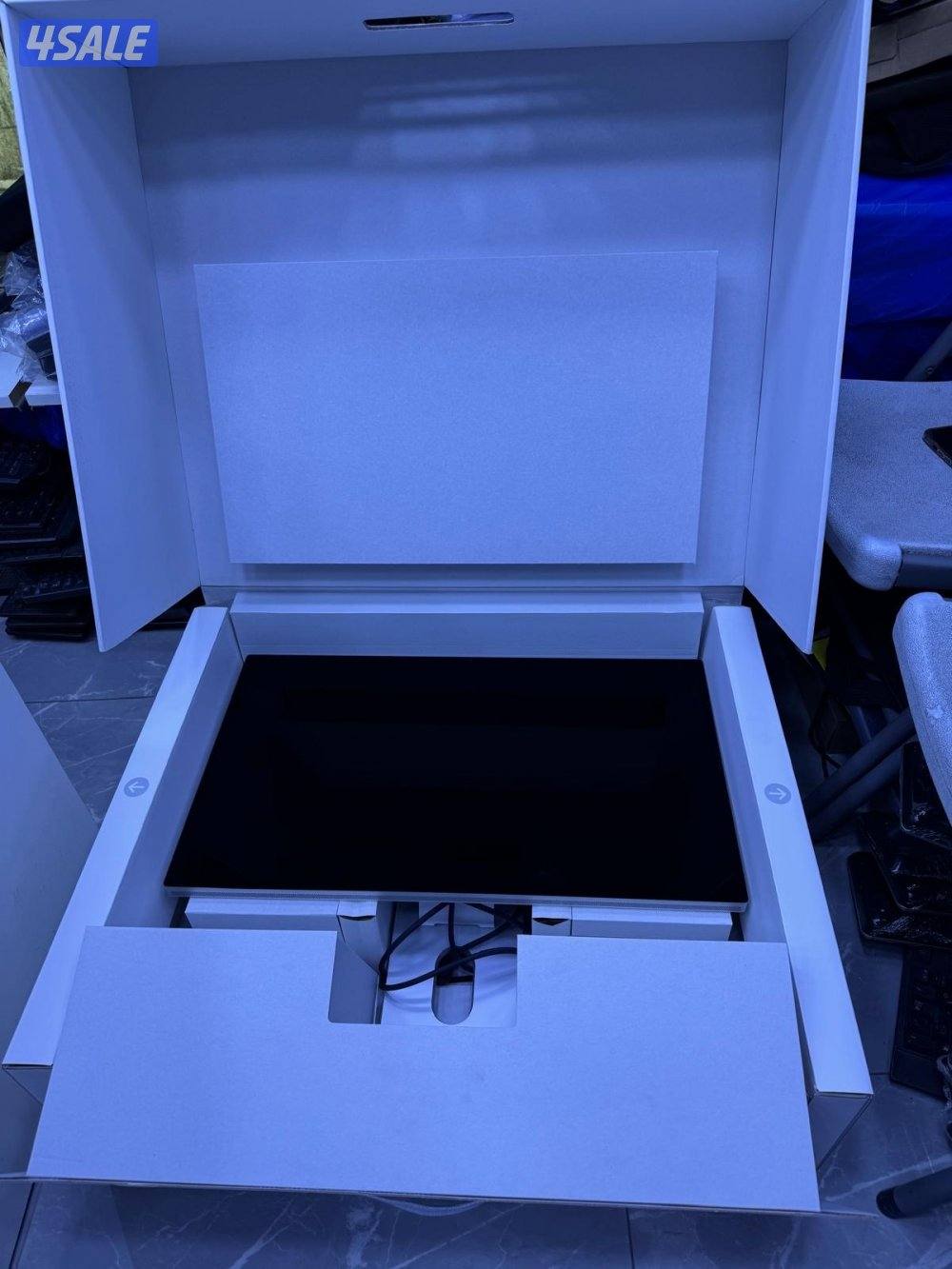 للبيع STUDIO DISPLAY بحالة كالجديد3