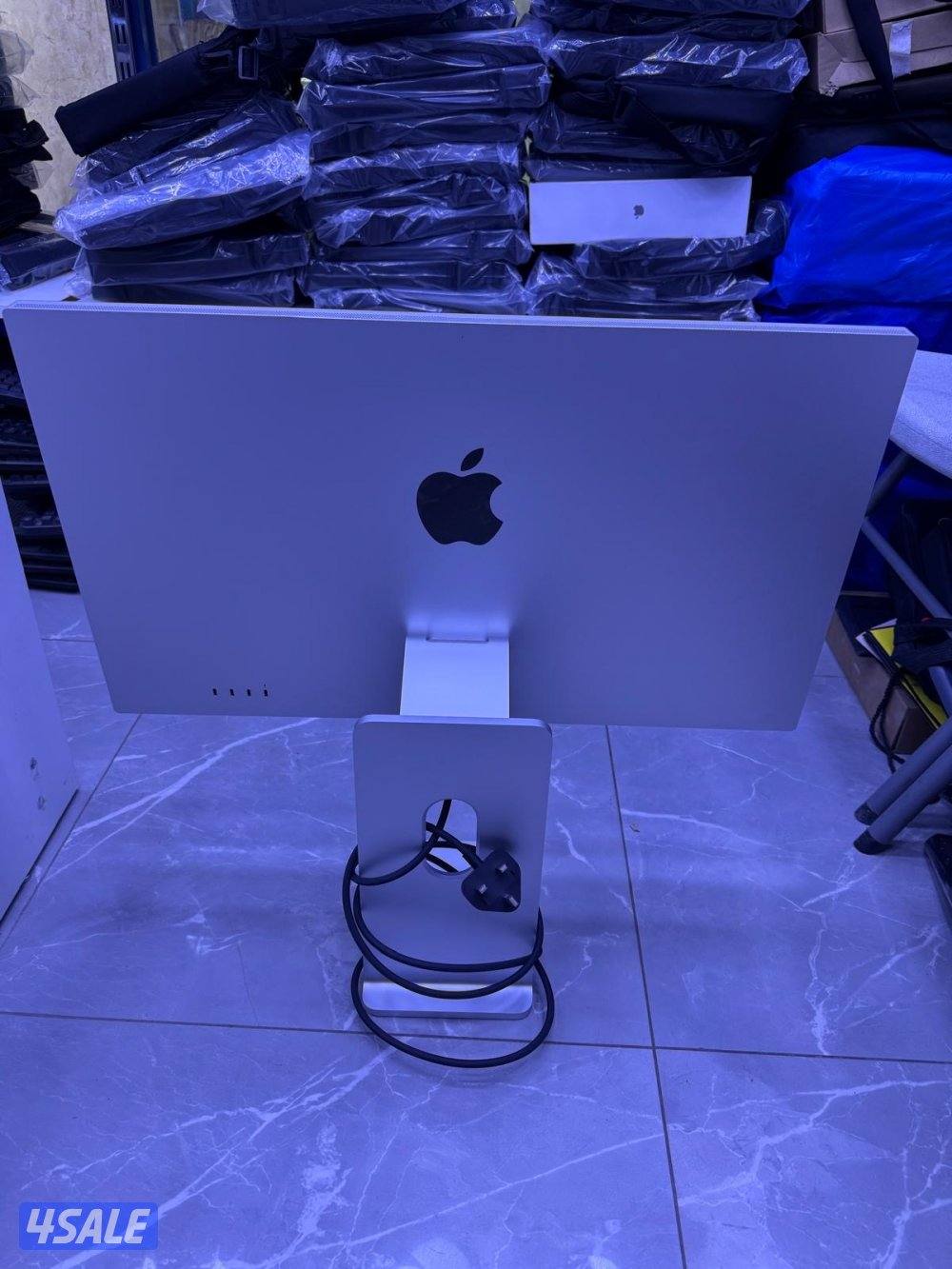 للبيع STUDIO DISPLAY بحالة كالجديد6