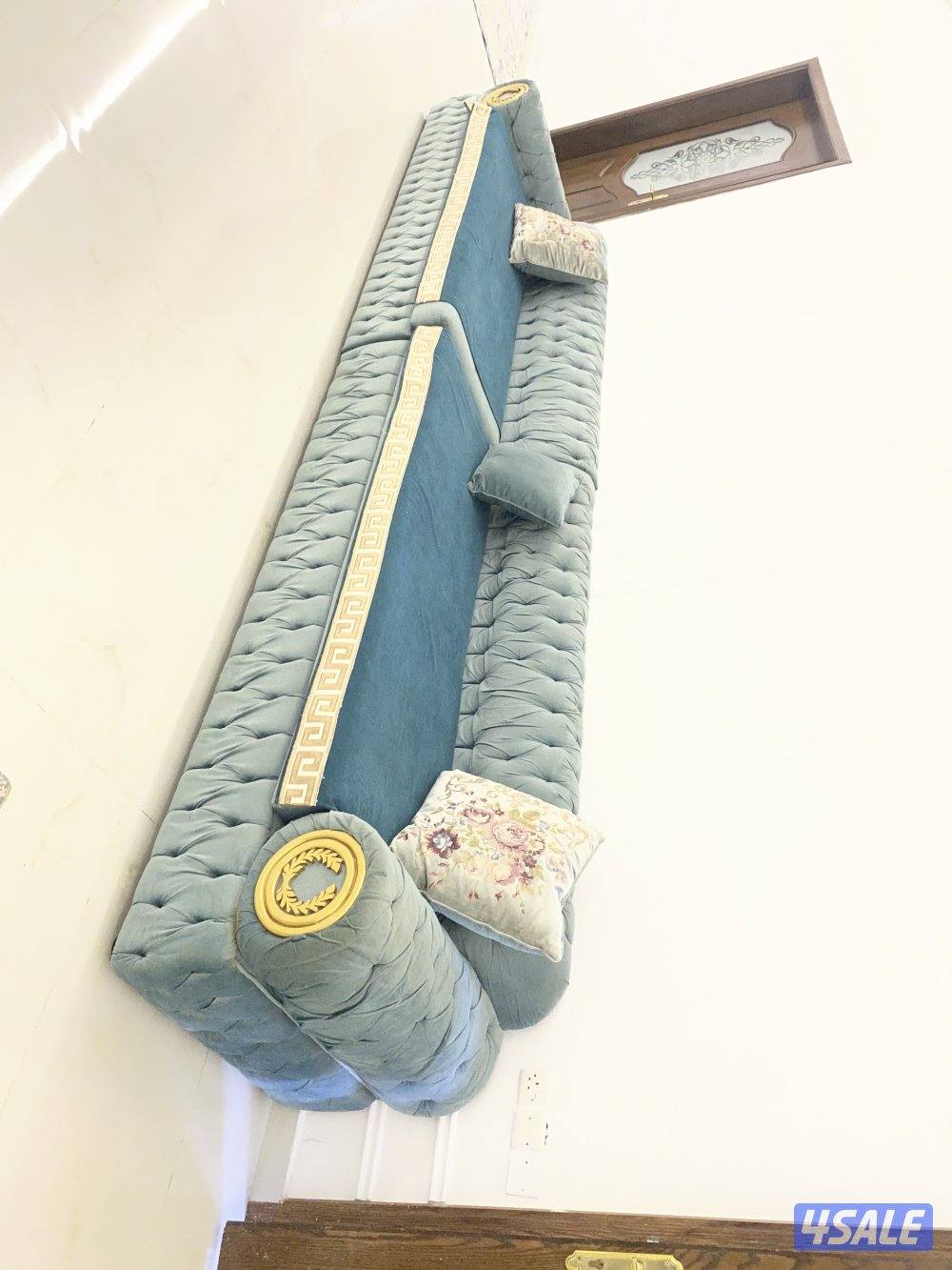 للبيع كنب نظيف جدًا بسعر مناسب0