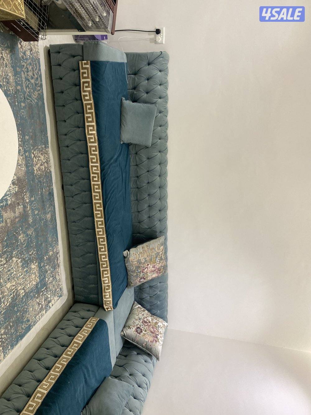 للبيع كنب نظيف جدًا بسعر مناسب2