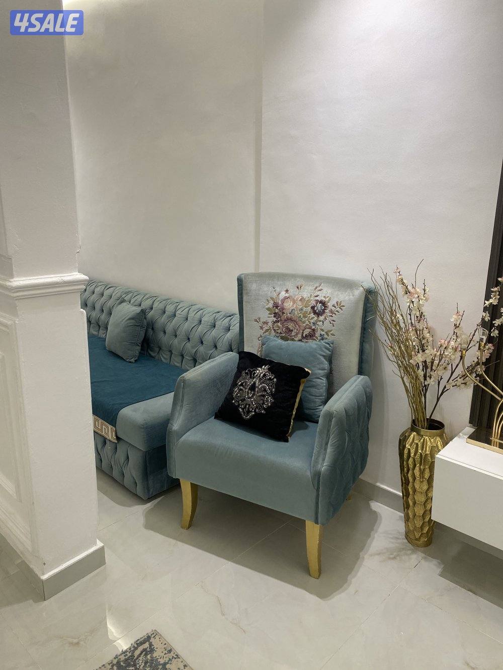 للبيع كنب نظيف جدًا بسعر مناسب4