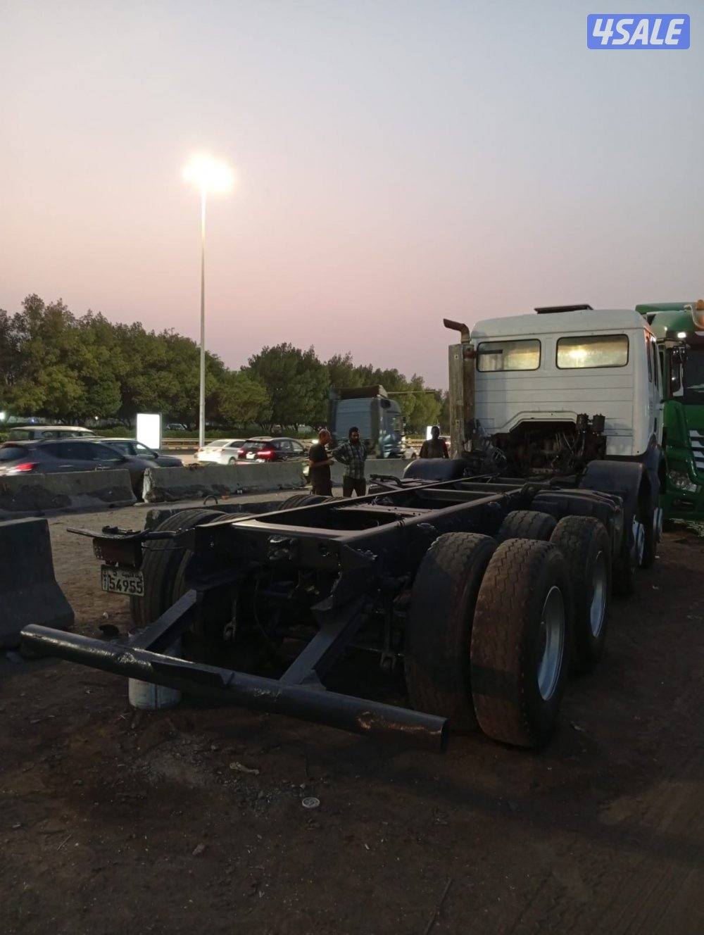 للبيع شاصي  مورسيدس ١٩٩٧ كامانز ماكينه وقير مورسيدس ٨ روس و٨ غياروسطحه8