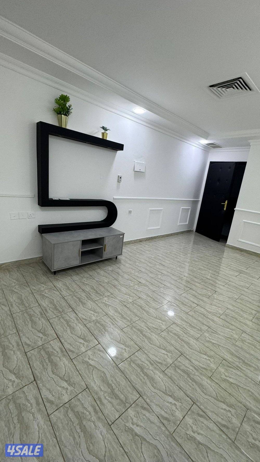 شقه بحولي للايجار غرفة وصالة وحمام ومطبخ مساحات كبيرة0