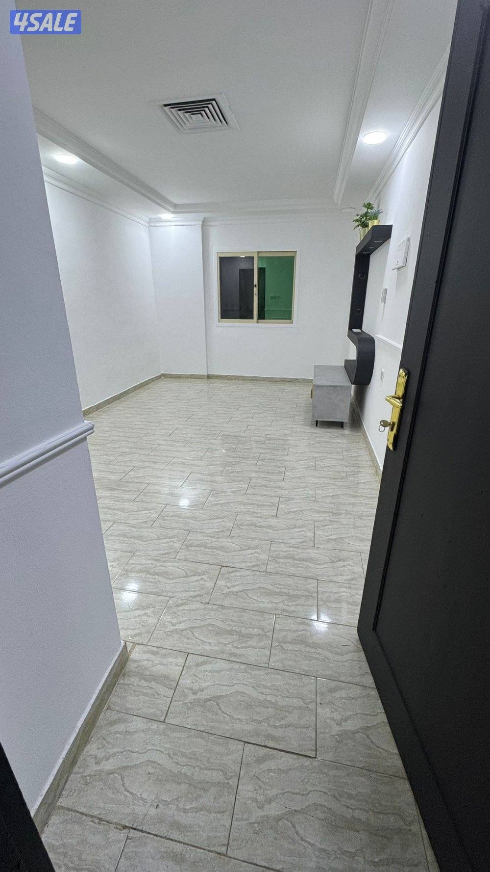 شقه بحولي للايجار غرفة وصالة وحمام ومطبخ مساحات كبيرة1