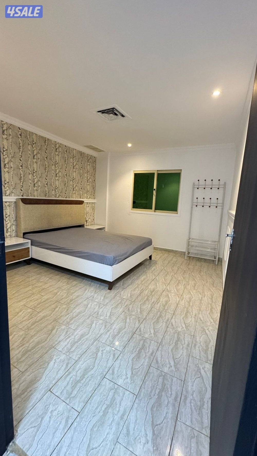 شقه بحولي للايجار غرفة وصالة وحمام ومطبخ مساحات كبيرة2