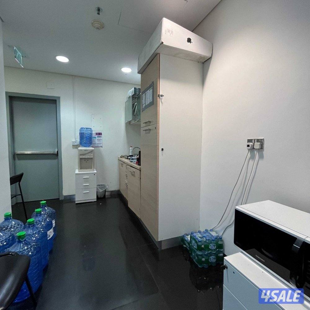 نصف دور تجاري للإيجار في شرق قطعة 73