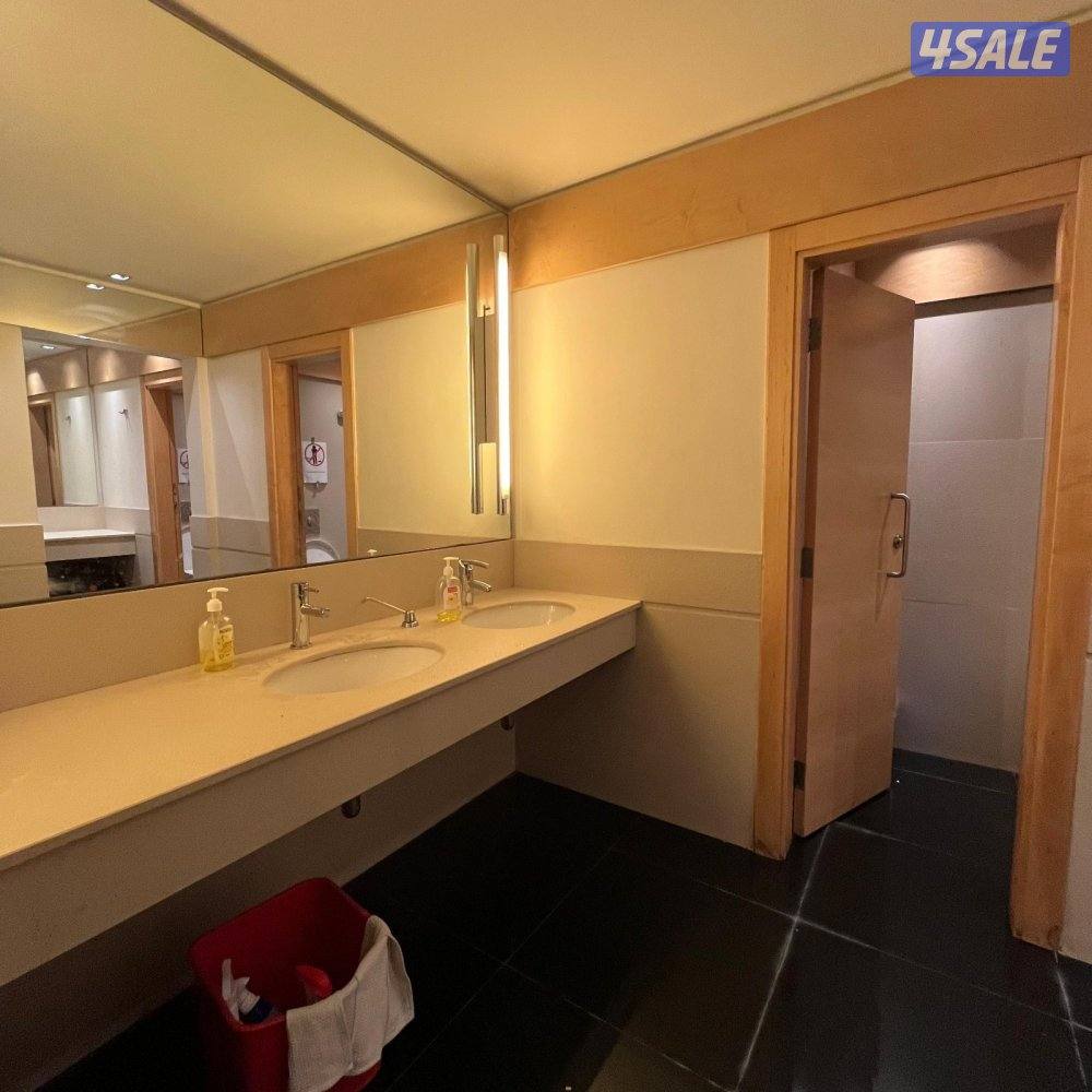 نصف دور تجاري للإيجار في شرق قطعة 74