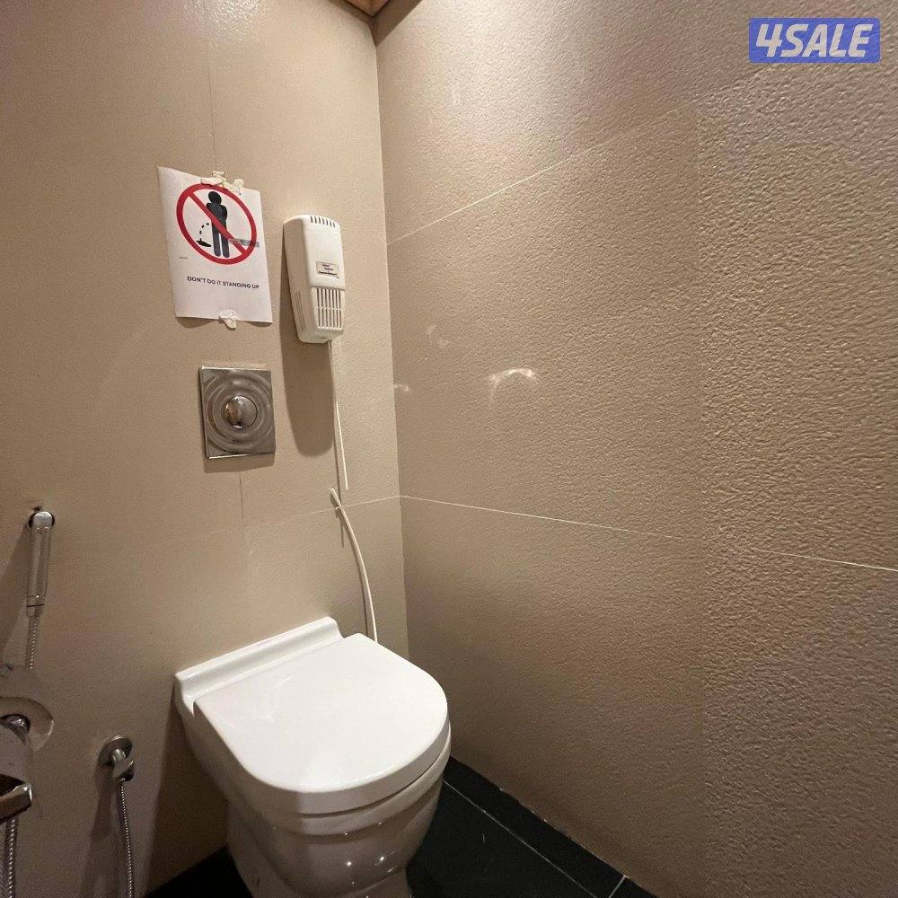 نصف دور تجاري للإيجار في شرق قطعة 75