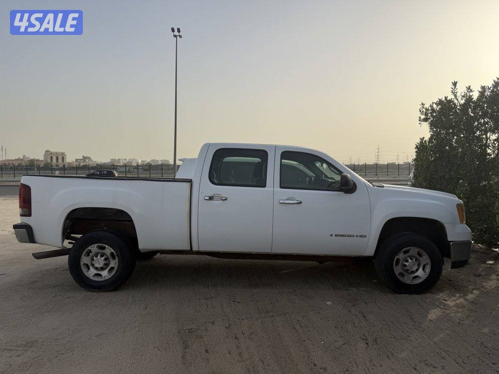 GMC ٢٠٠٨ ابيض اربع ابواب0