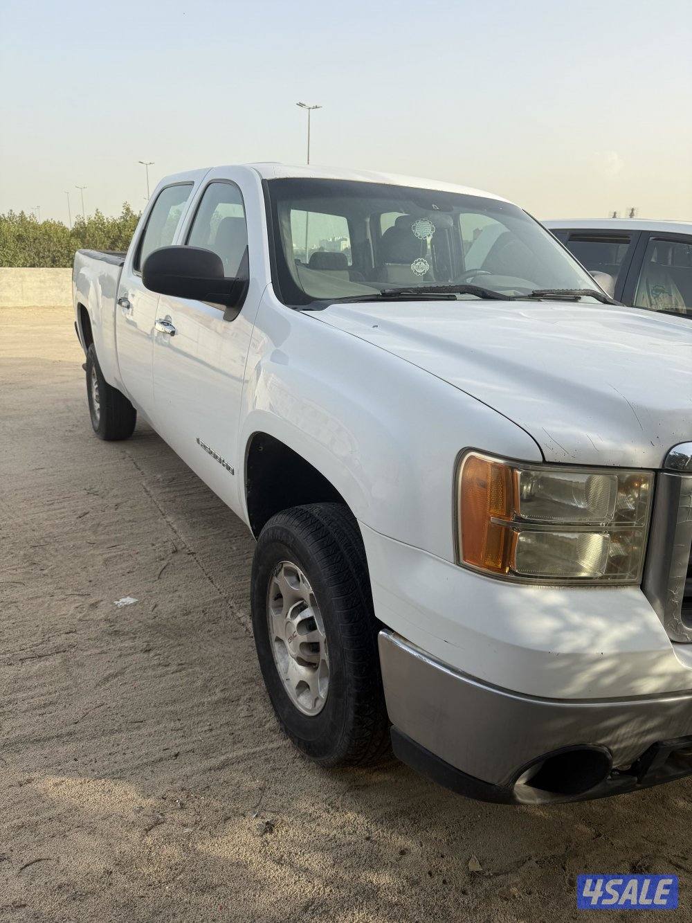 GMC ٢٠٠٨ ابيض اربع ابواب1