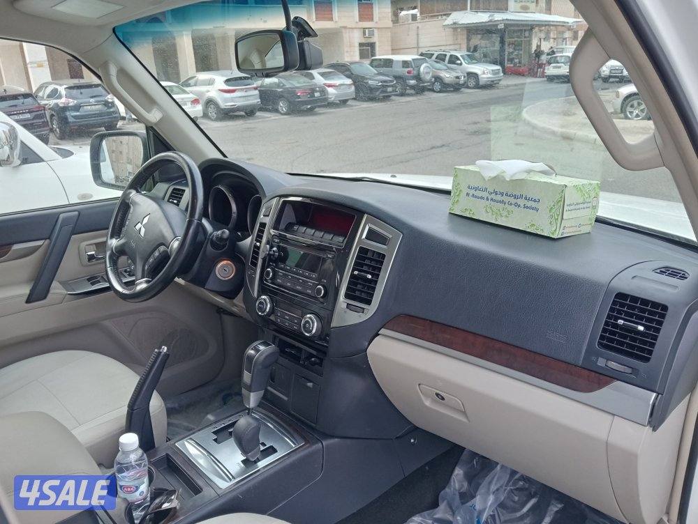 لسرعة البيع باجيرو 2020 ابيض بحاله ممتازه بسعر مغري10