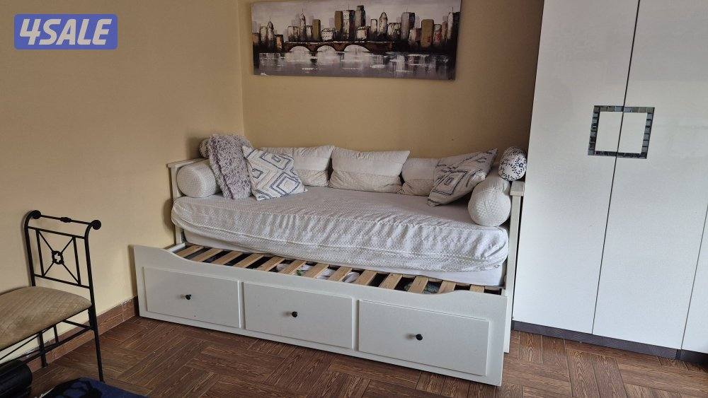 Pull out day bed , guest bed, sofa bed , convert to double bed, lounge0