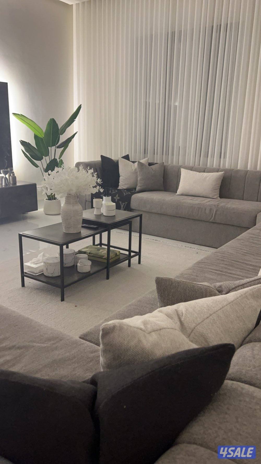 كنب بحاله ممتازه كالجديد والاسفنج عليه كفاله  بالاظافه الى كبتات للملا3