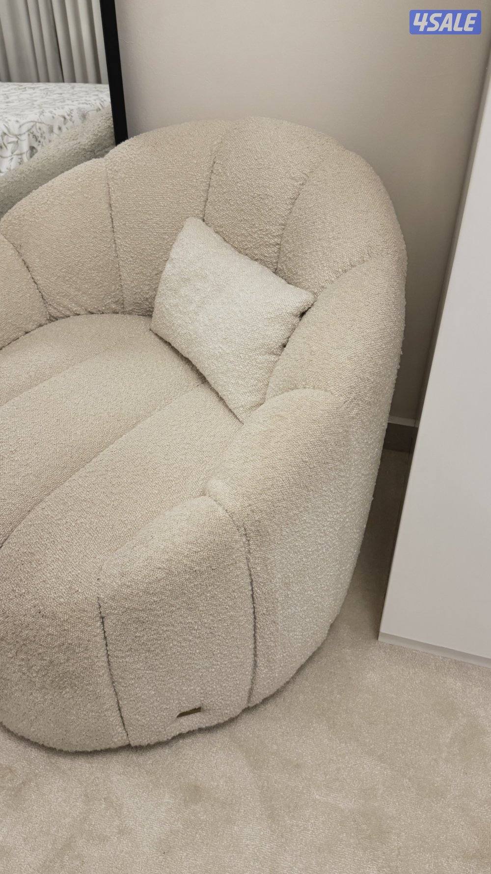 للبيع كرسي من براند آريا خذيته بحدود 300 الكرسي جوده وثقيل ويدور0