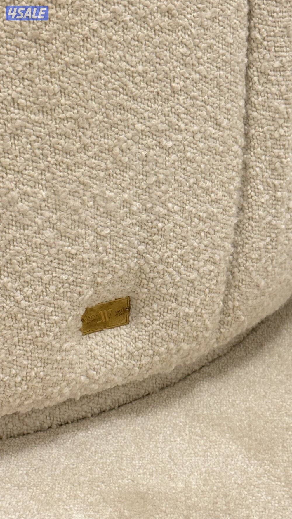 للبيع كرسي من براند آريا خذيته بحدود 300 الكرسي جوده وثقيل ويدور1