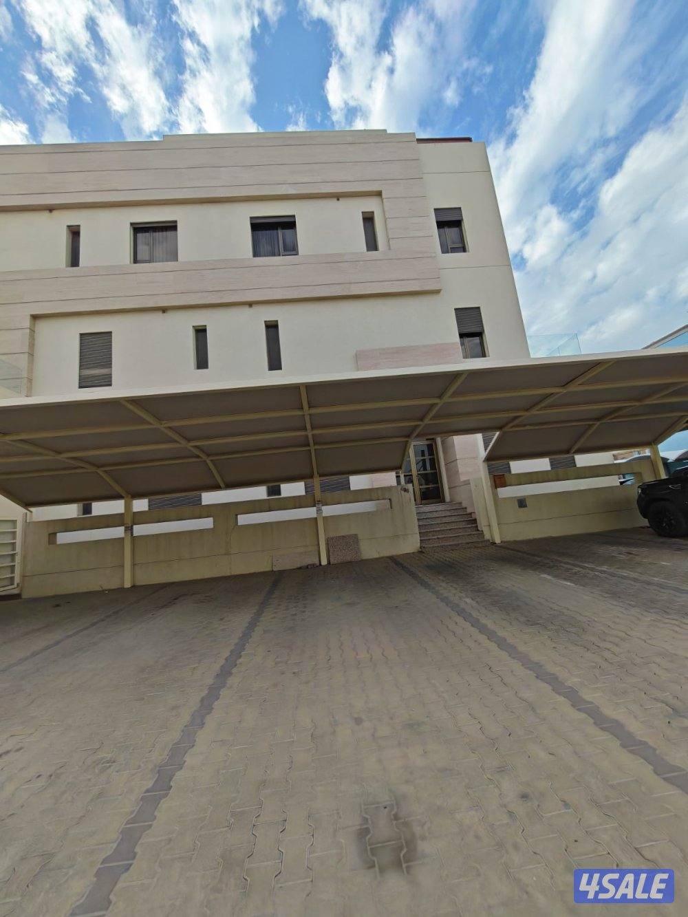 للإيجار دور 4غرف+ بلكونه + غرفة سواق0