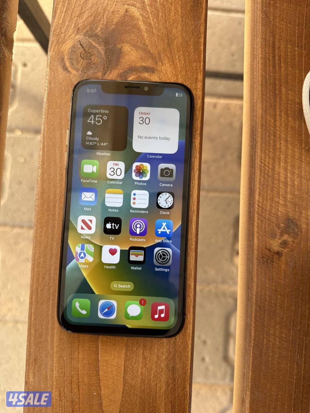 ايفون x بطاريته 100% مستخدم الكامره ممتازه بس الفلاش مكسور لاكن شغال1