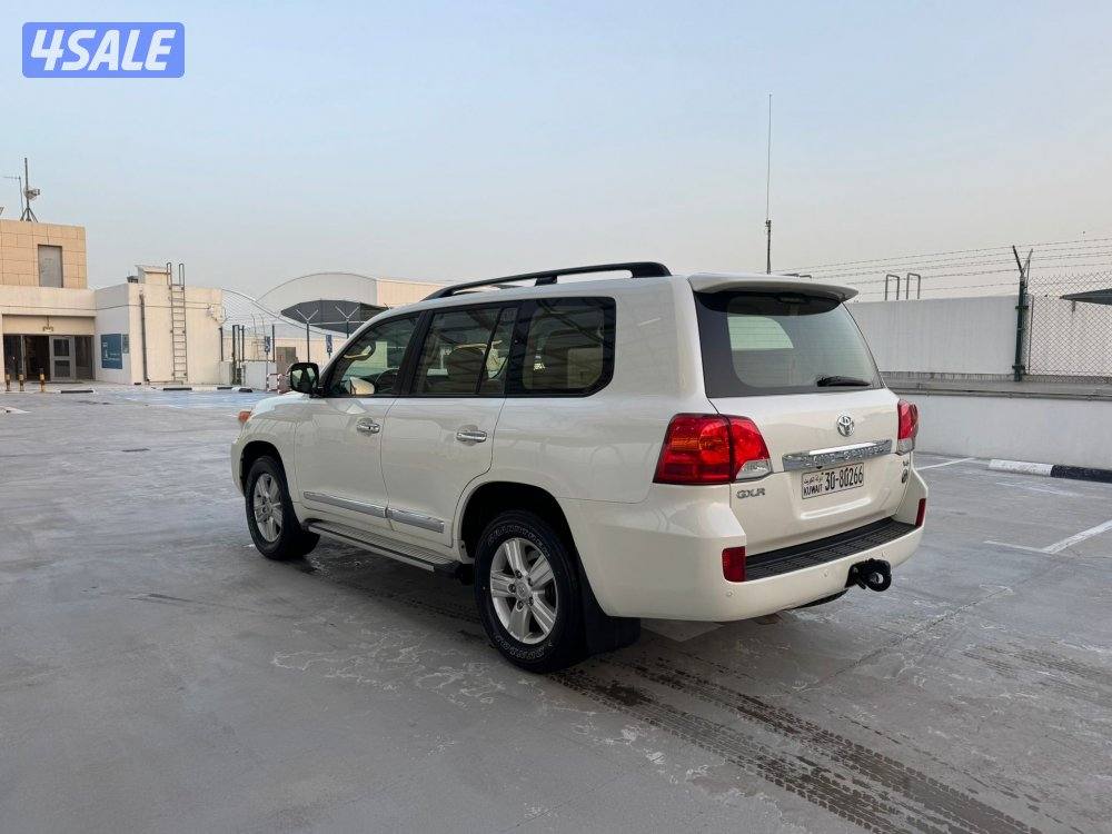 للبيع لاندكروزر موديل 2015 عداد 97 الف بحالة الوكاله 6 سلندر0