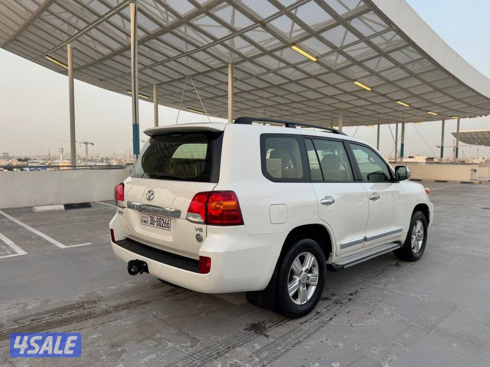 للبيع لاندكروزر موديل 2015 عداد 97 الف بحالة الوكاله 6 سلندر2