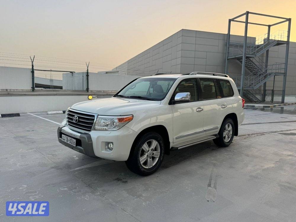 للبيع لاندكروزر موديل 2015 عداد 97 الف بحالة الوكاله 6 سلندر3