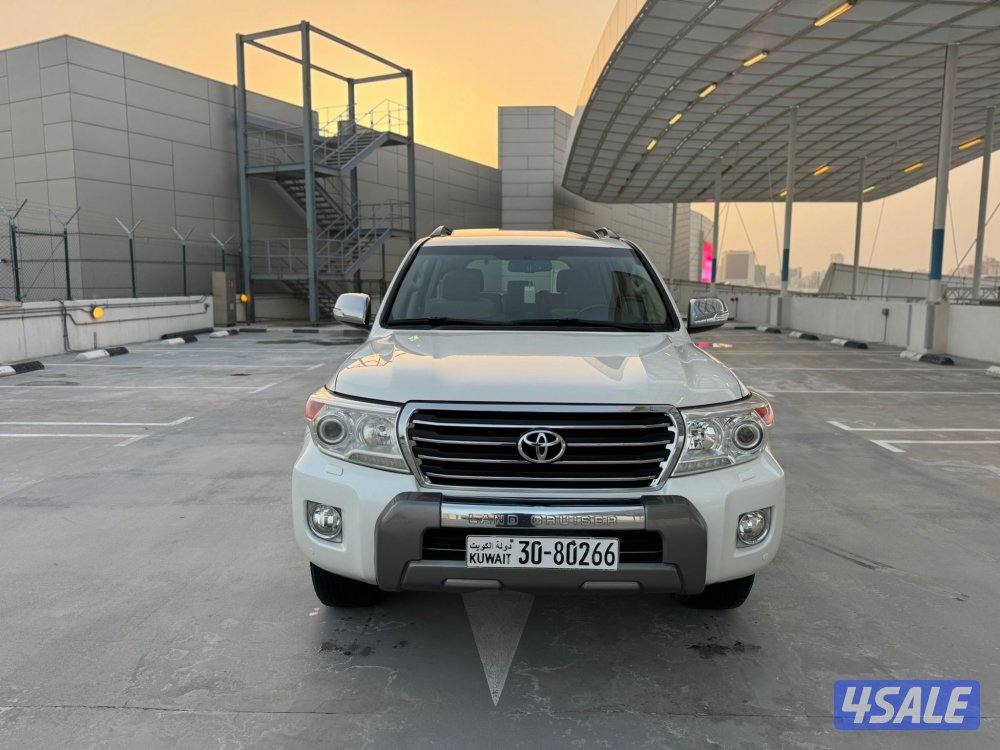 للبيع لاندكروزر موديل 2015 عداد 97 الف بحالة الوكاله 6 سلندر4