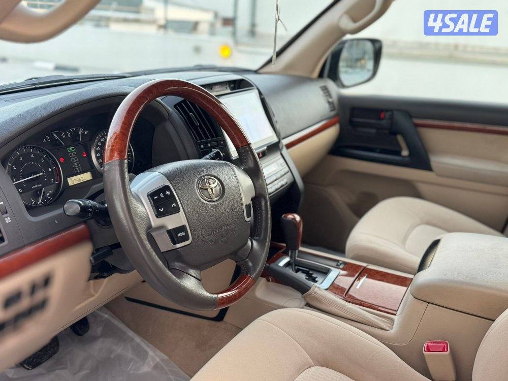 للبيع لاندكروزر موديل 2015 عداد 97 الف بحالة الوكاله 6 سلندر5