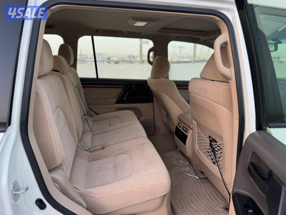 للبيع لاندكروزر موديل 2015 عداد 97 الف بحالة الوكاله 6 سلندر8