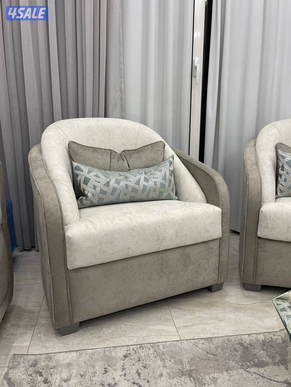 للبيع الكرسيين والطاوله0