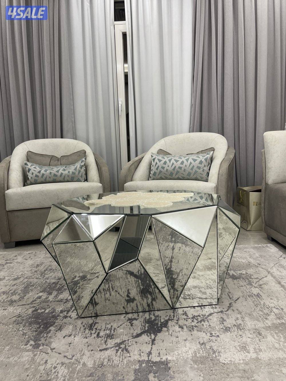 للبيع الكرسيين والطاوله1