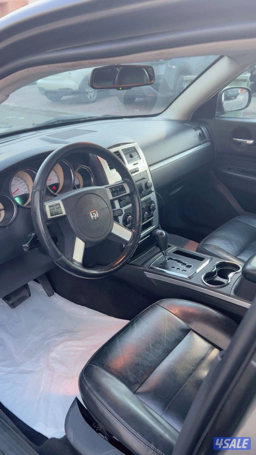 دوج شارجر موديل 2010 اللون موكا وكالة الكويت ماشي 300الف شرط الفحص تلف2