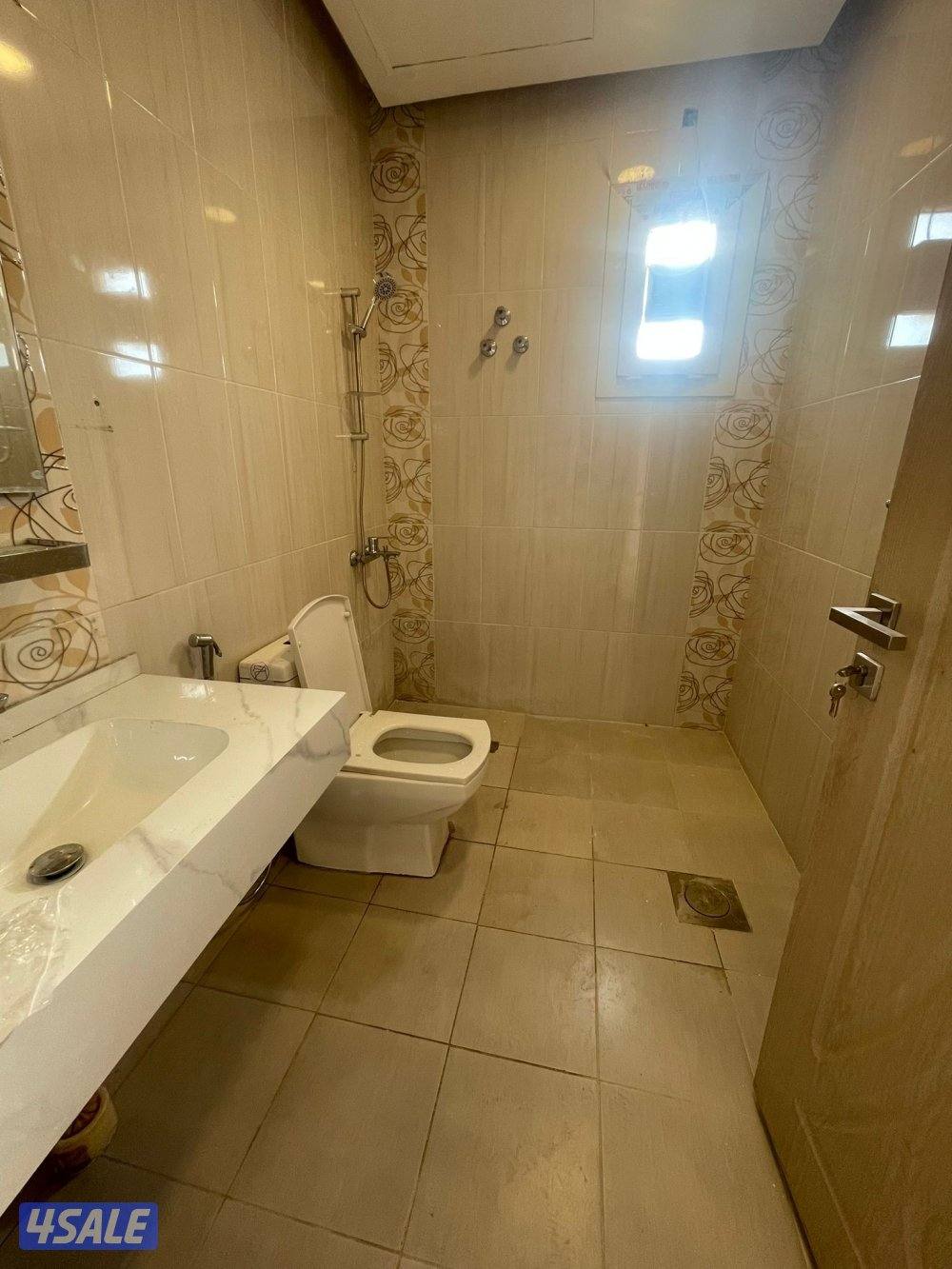 شقة اشبيلية قطعة ١ بجانب الخدمات فرع ٢٤ ساعه ومسجد ٣ غرف كبار وصالة0