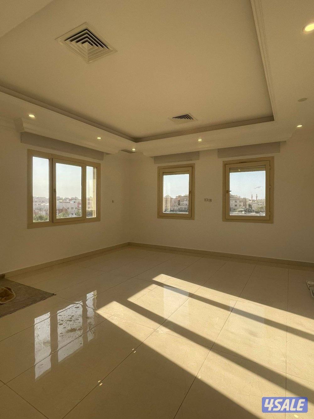 شقة اشبيلية قطعة ١ بجانب الخدمات فرع ٢٤ ساعه ومسجد ٣ غرف كبار وصالة2