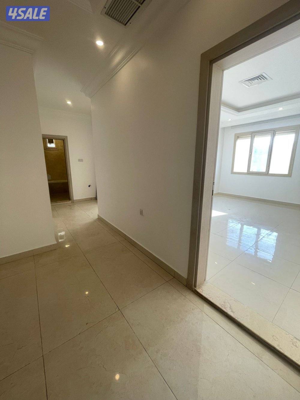 شقة اشبيلية قطعة ١ بجانب الخدمات فرع ٢٤ ساعه ومسجد ٣ غرف كبار وصالة3