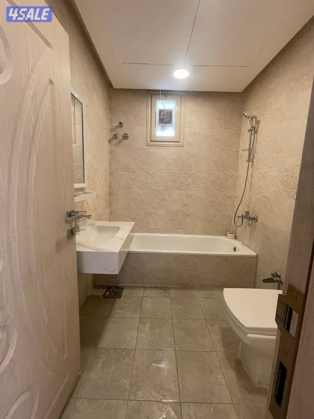 شقة اشبيلية قطعة ١ بجانب الخدمات فرع ٢٤ ساعه ومسجد ٣ غرف كبار وصالة4