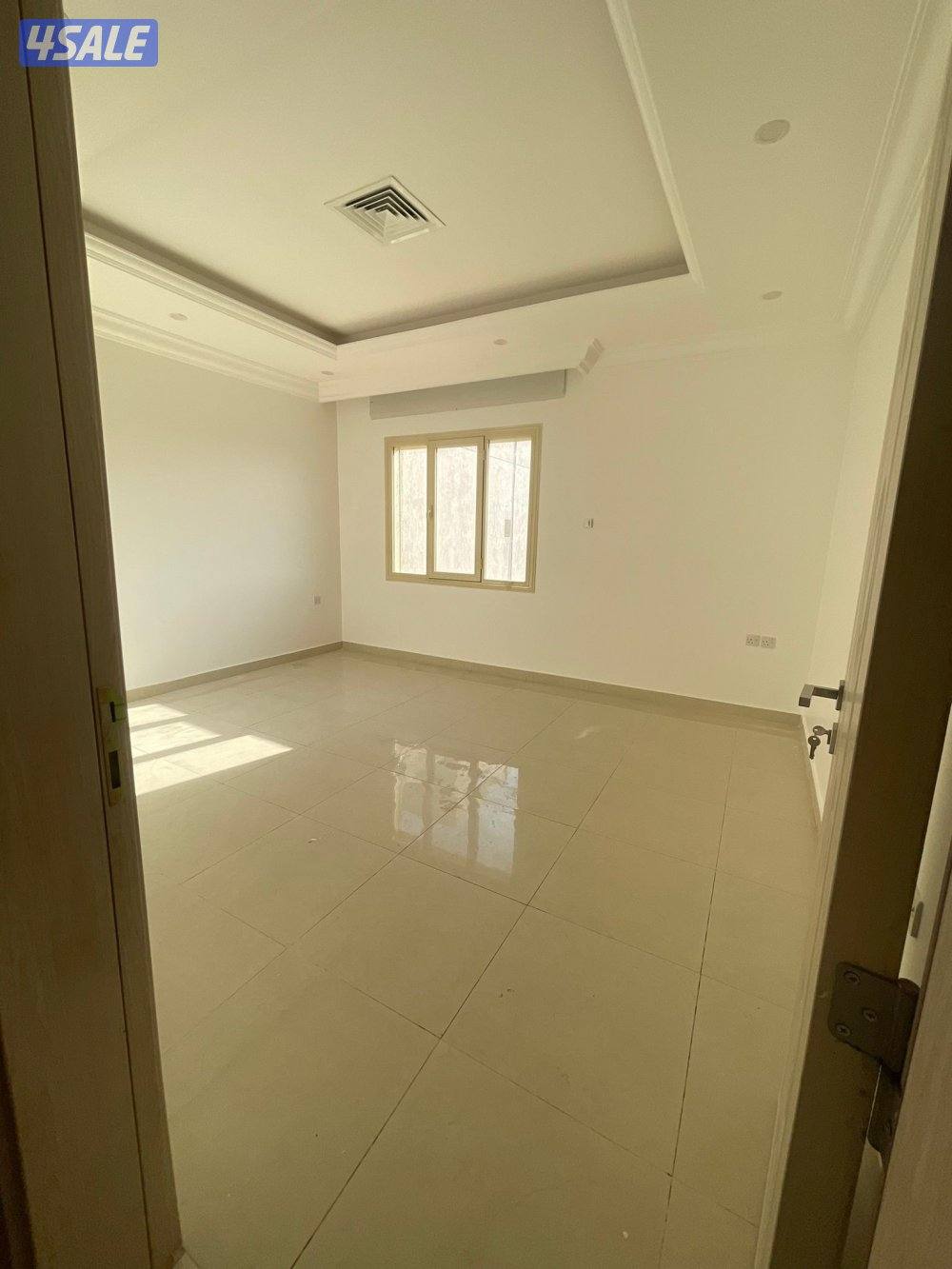 شقة اشبيلية قطعة ١ بجانب الخدمات فرع ٢٤ ساعه ومسجد ٣ غرف كبار وصالة5