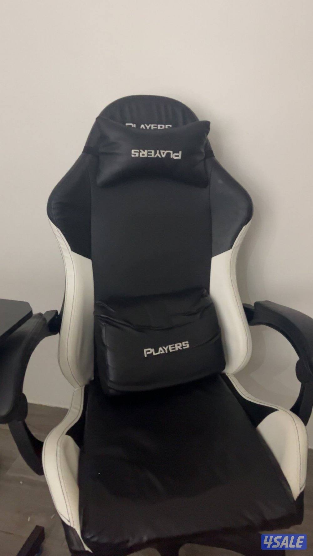 كرسي وطاولة قيمنق غير اصلي نظيف لايوجد فيه اي تشققات او خرابات0