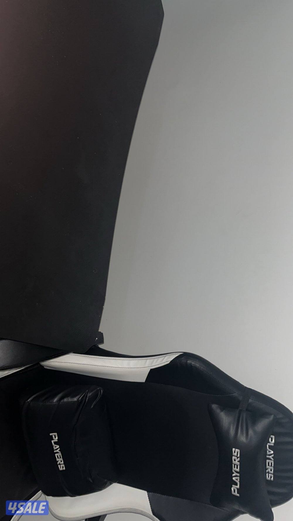 كرسي وطاولة قيمنق غير اصلي نظيف لايوجد فيه اي تشققات او خرابات1