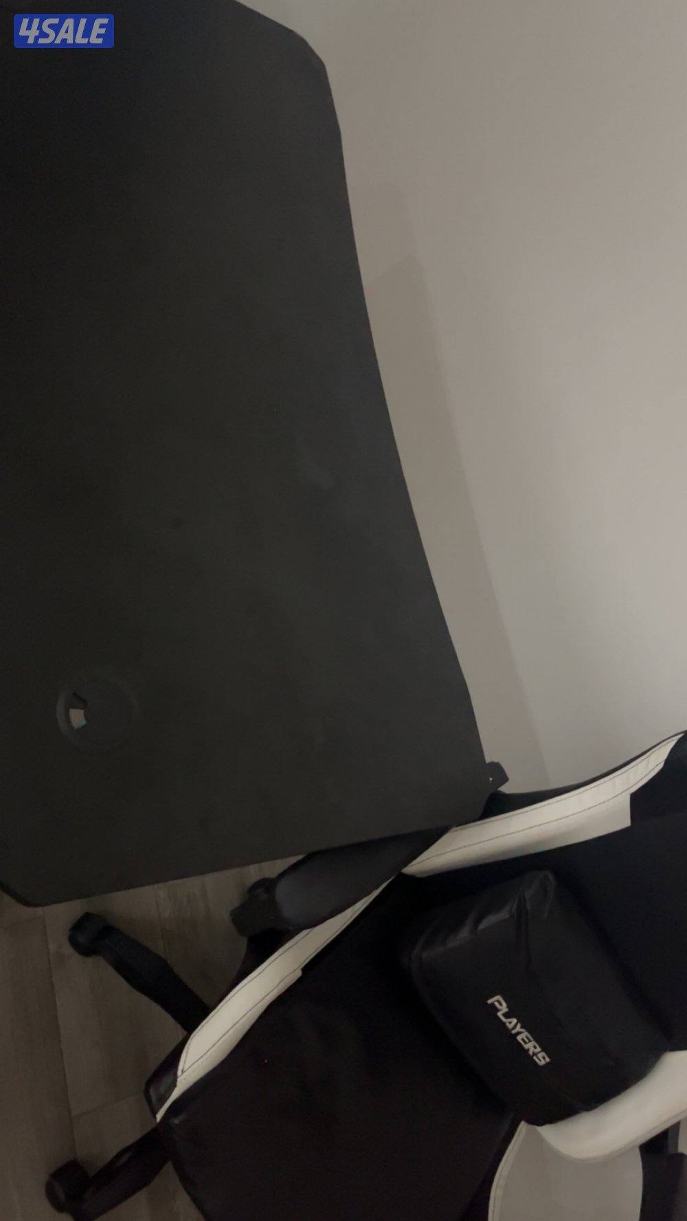 كرسي وطاولة قيمنق غير اصلي نظيف لايوجد فيه اي تشققات او خرابات2