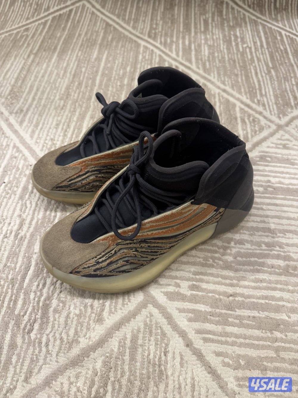 جوتي yeezy qntm اصلي مقاس ٤٣ ونص0