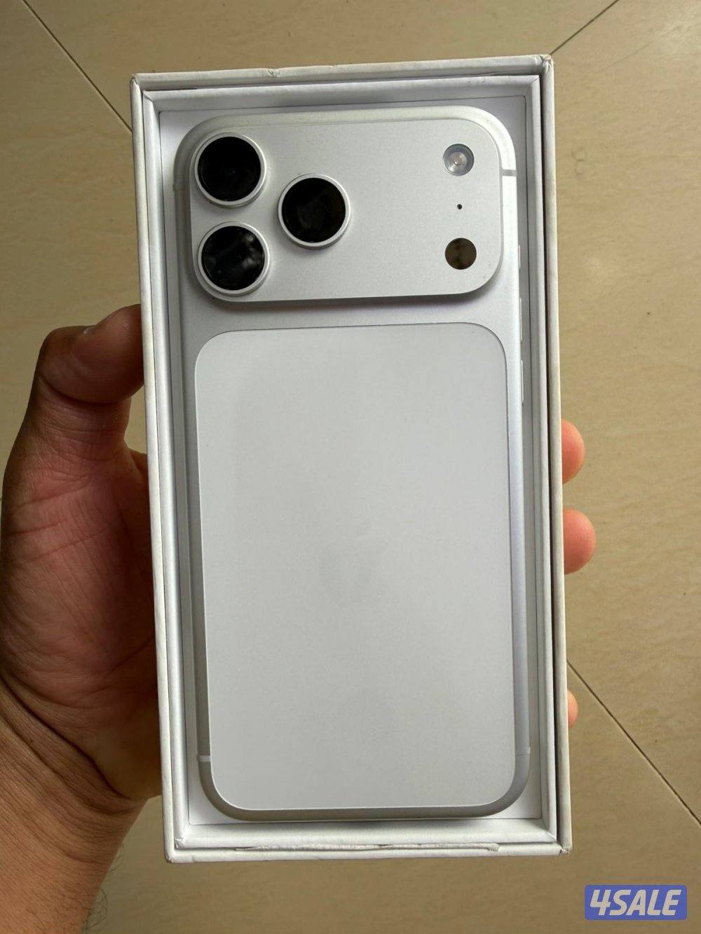 ايفون ١٧ برو ماكس سلفر ٢٥٦ بطاريه ١٠٠ دورات الشحن ٨٧ الجهاز زيرو4