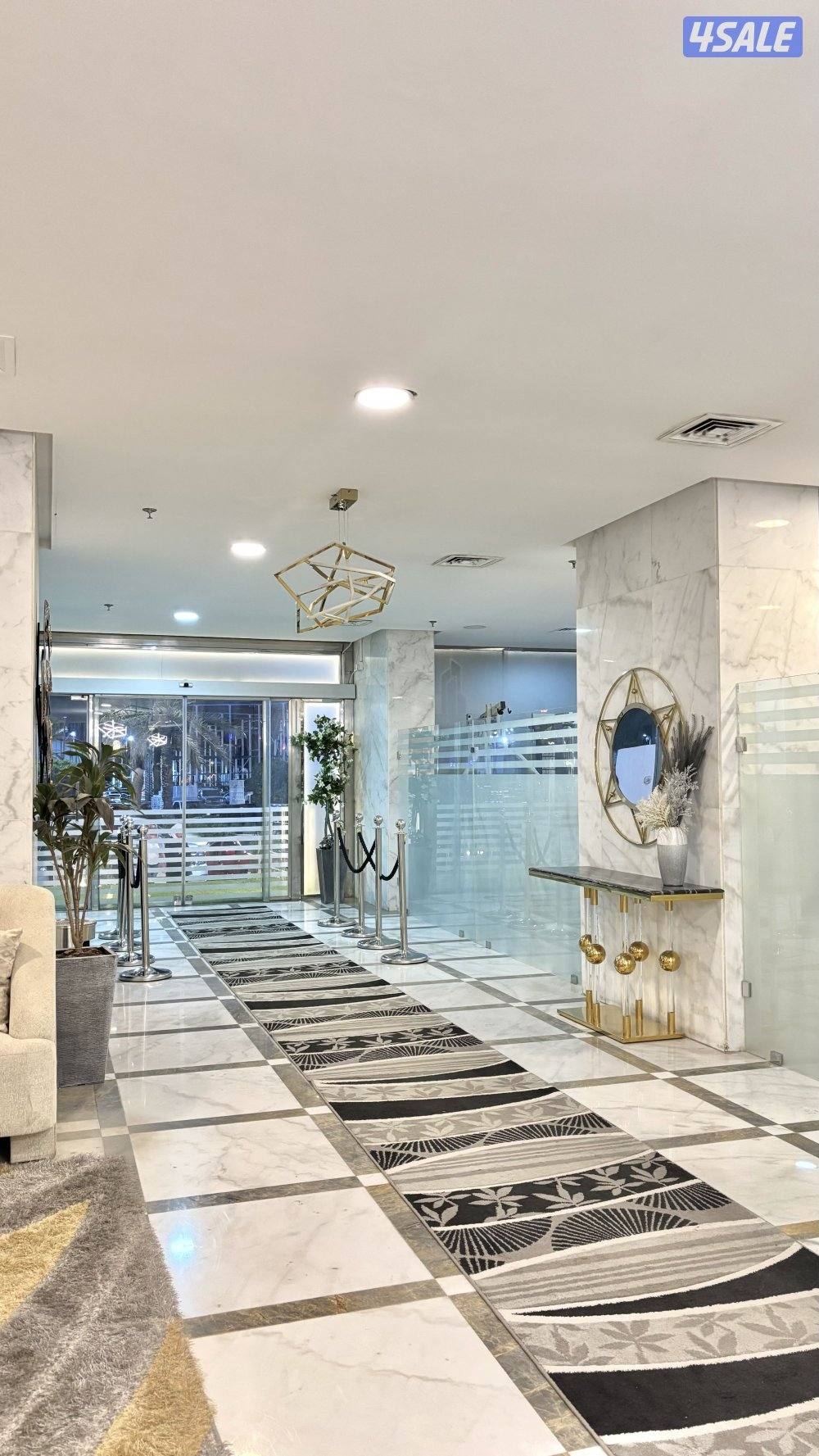 إطلالة بحرية غرفة و صالة مع لوبي مجهز بالكامل و مسبح خارجي8