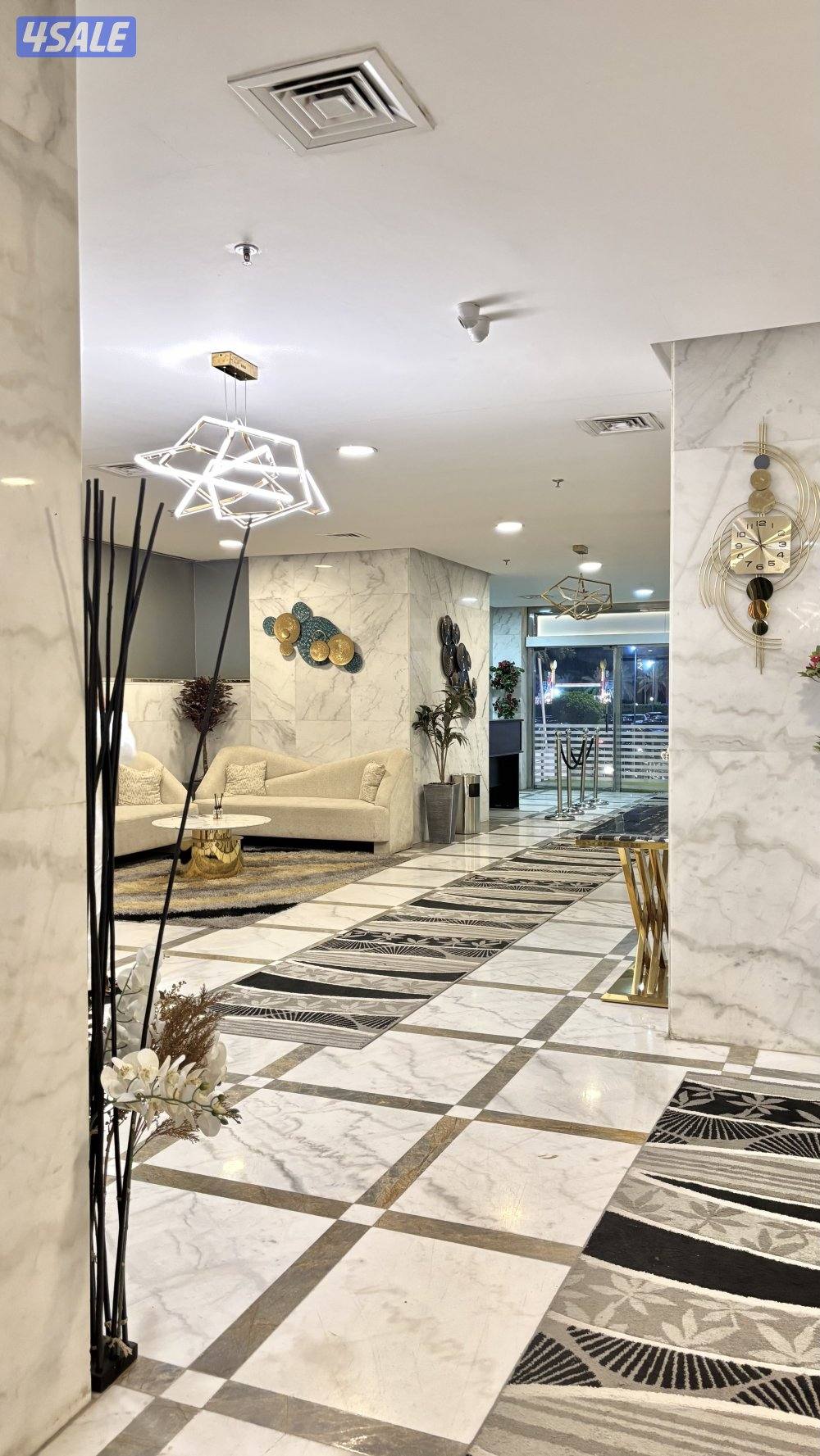 إطلالة بحرية غرفة و صالة مع لوبي مجهز بالكامل و مسبح خارجي9