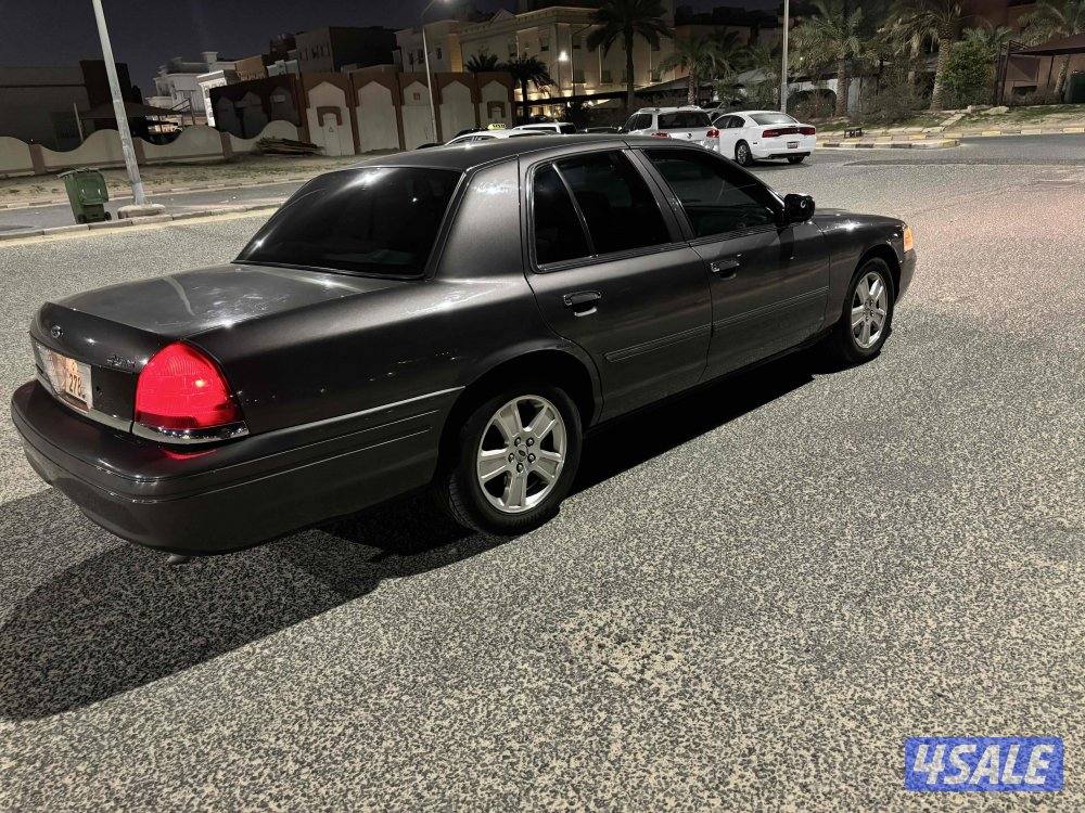 كراون فكتوريا للبيع ماشيه ٣٠٠٠٠٠ ألف كيلو الموتر نظيف وصبغ الوكاله0