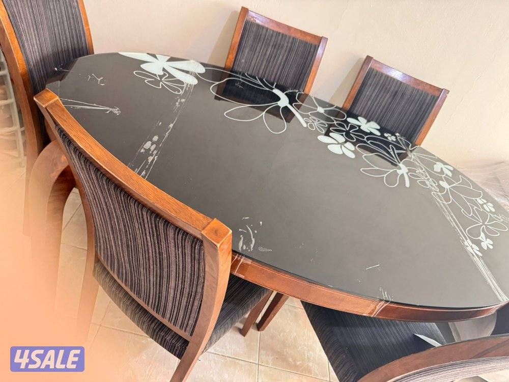 طاولة طعام للبيع بحالة ممتازة0