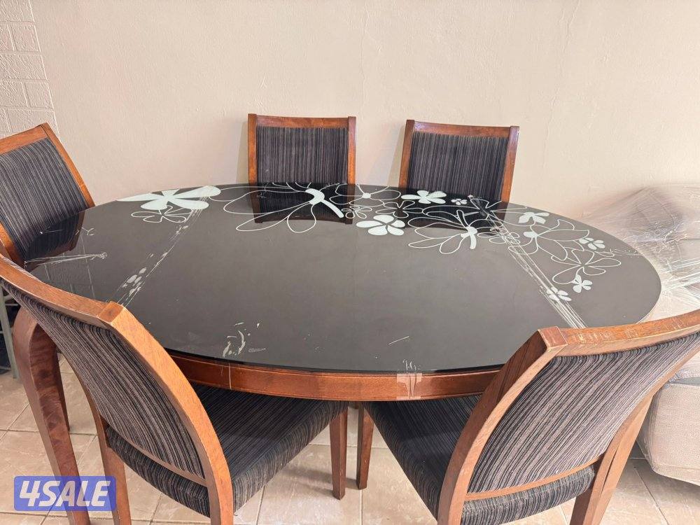 طاولة طعام للبيع بحالة ممتازة1