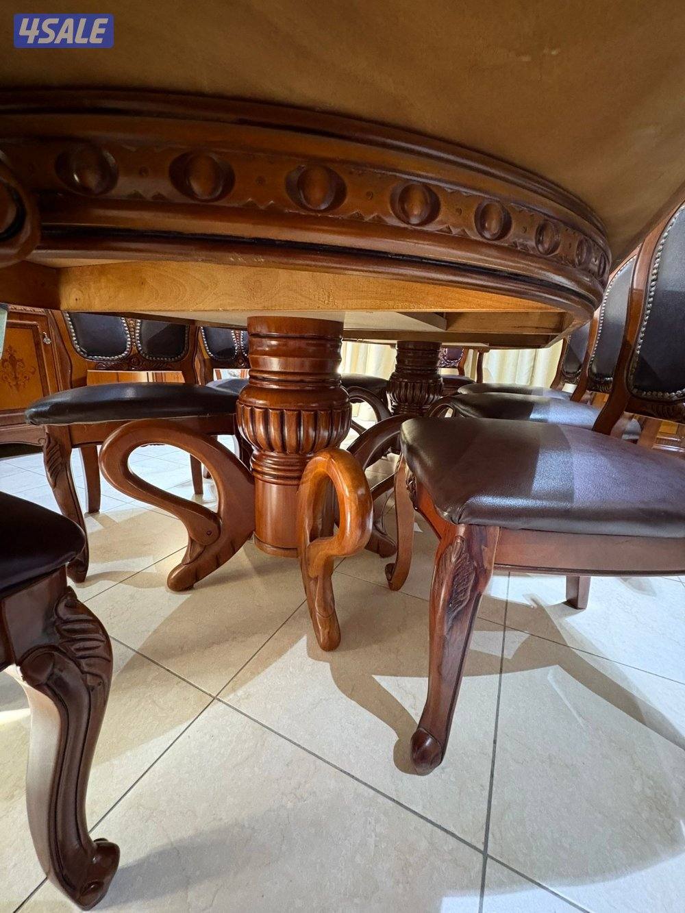 طاولة سفرة تتميز و تتصغر مع ١٢ كرسي و درسوار و منظرة2